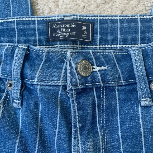 Super Cute Striped Abercrombie Jeans - Picture 5 of 5